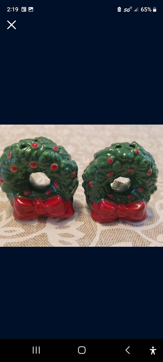 New Wreath Salt N Pepper Shakers