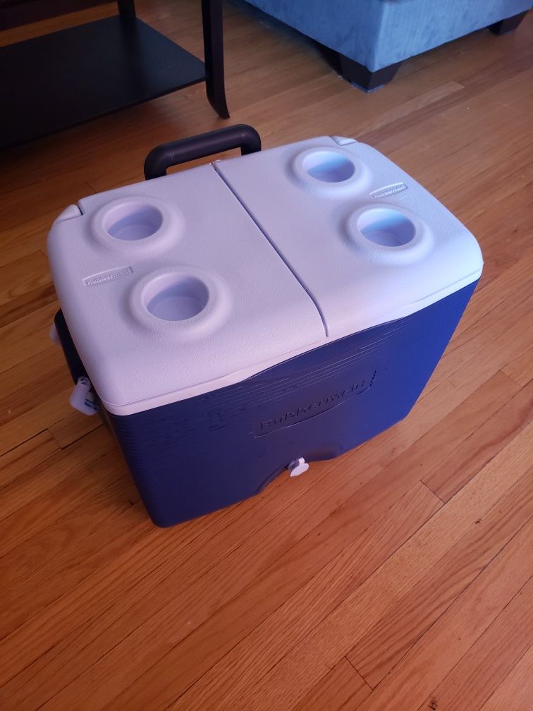 Rubbermaid cooler 45qt with wheels