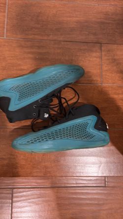 Anthony Edward’s basketball shoe size 6.5M