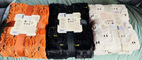 EMBROIDERED FAUX FUR THROW New $100. For all