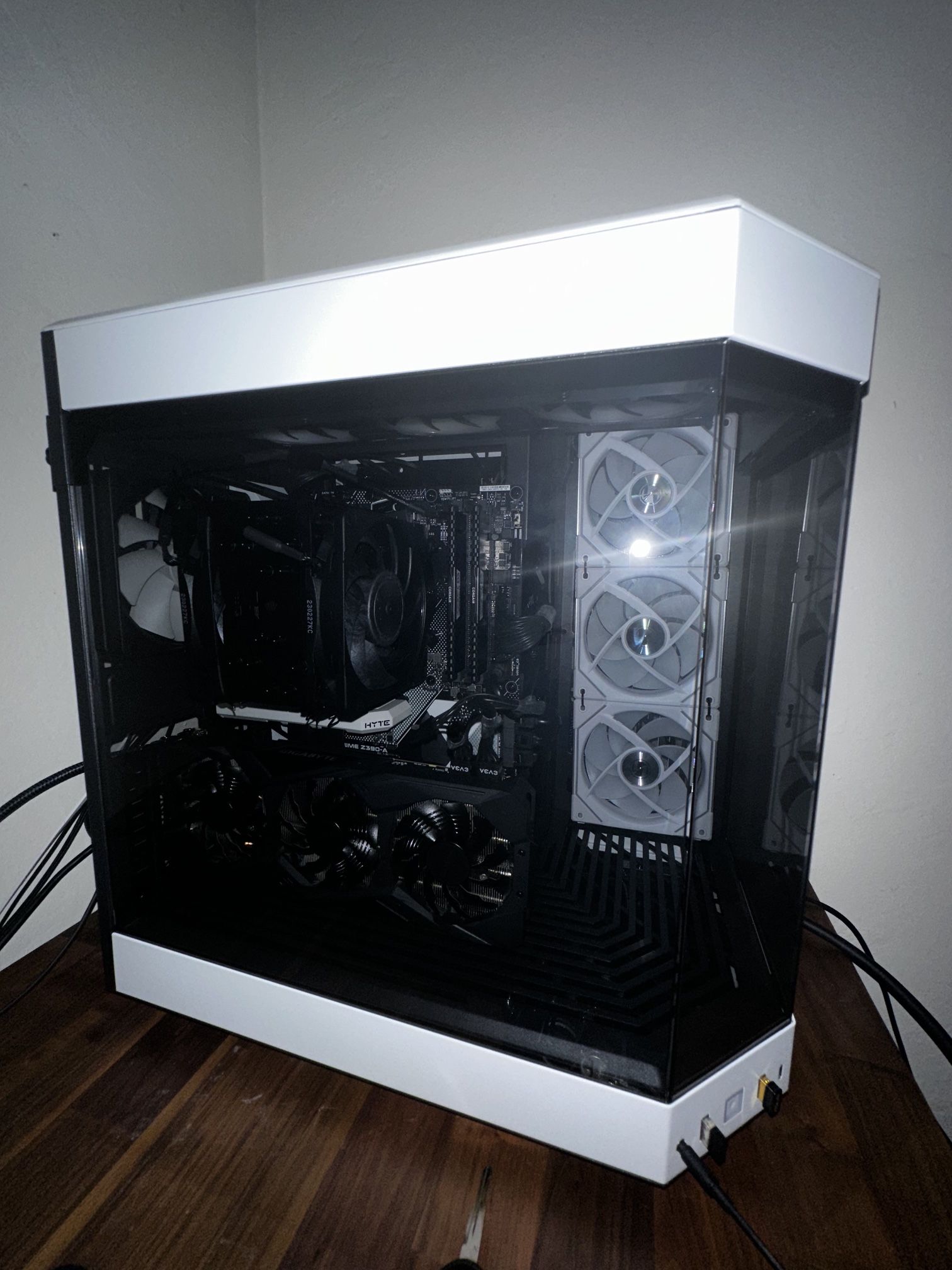 Hyte Y60 White/Black Panda Case with Riser