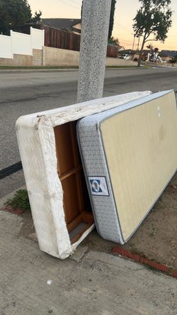 Twin mattress with base (free)