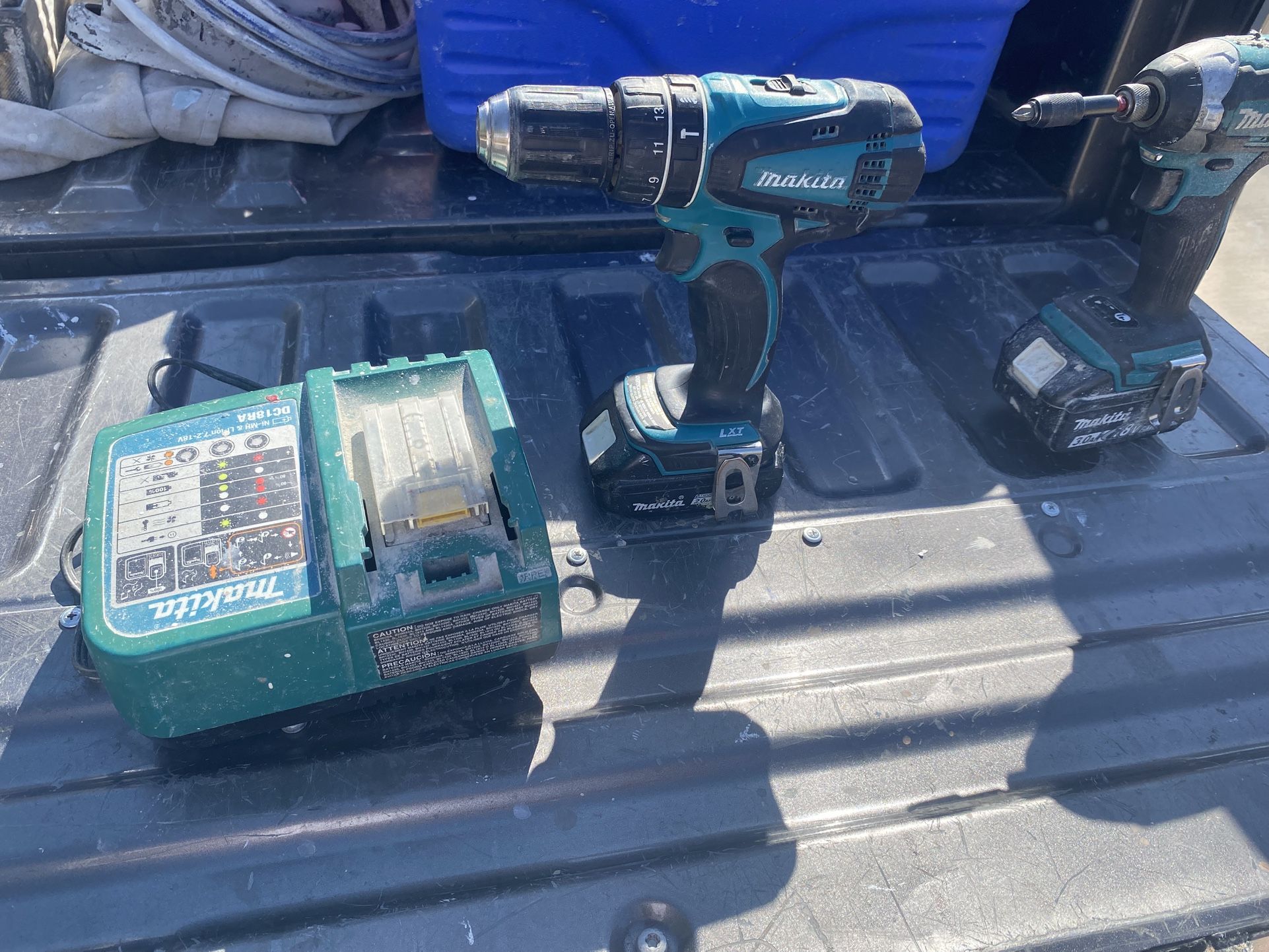 Juego de taladro Makita con dos baterías y un cargador
