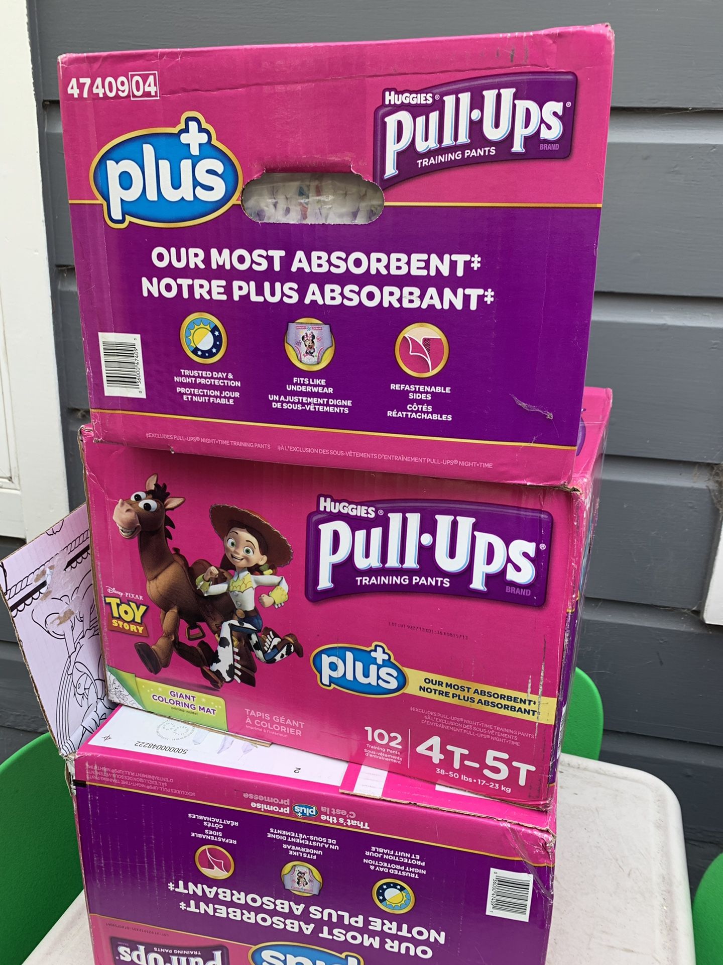 3cajas se pull .ups size 4-5. Y 3 cajas de diapers slip -on little movers size 3 6 cajas en total