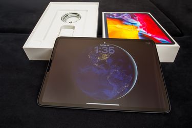 Apple iPad Pro 11” 2nd Gen 256GB WiFi + Cellular – Pristine – $495