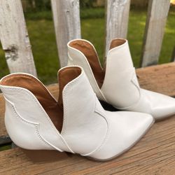 Women’s White Boots