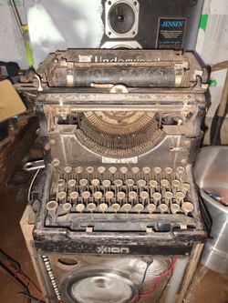 Very old underwood type writer