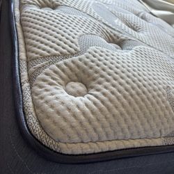 Serta Queen mattress With Box spring