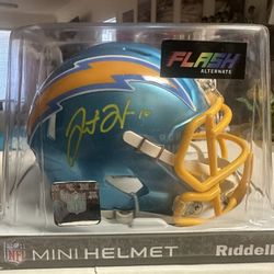 Justin Herbert Signed Los Angeles Chargers Riddell Flash Mini Helmet Beckett