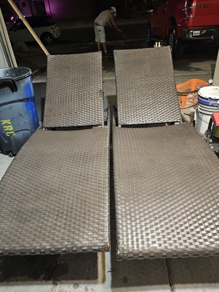 Outdoor Lounge Chairs