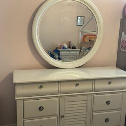 Dresser/mirror/ Nightstand 