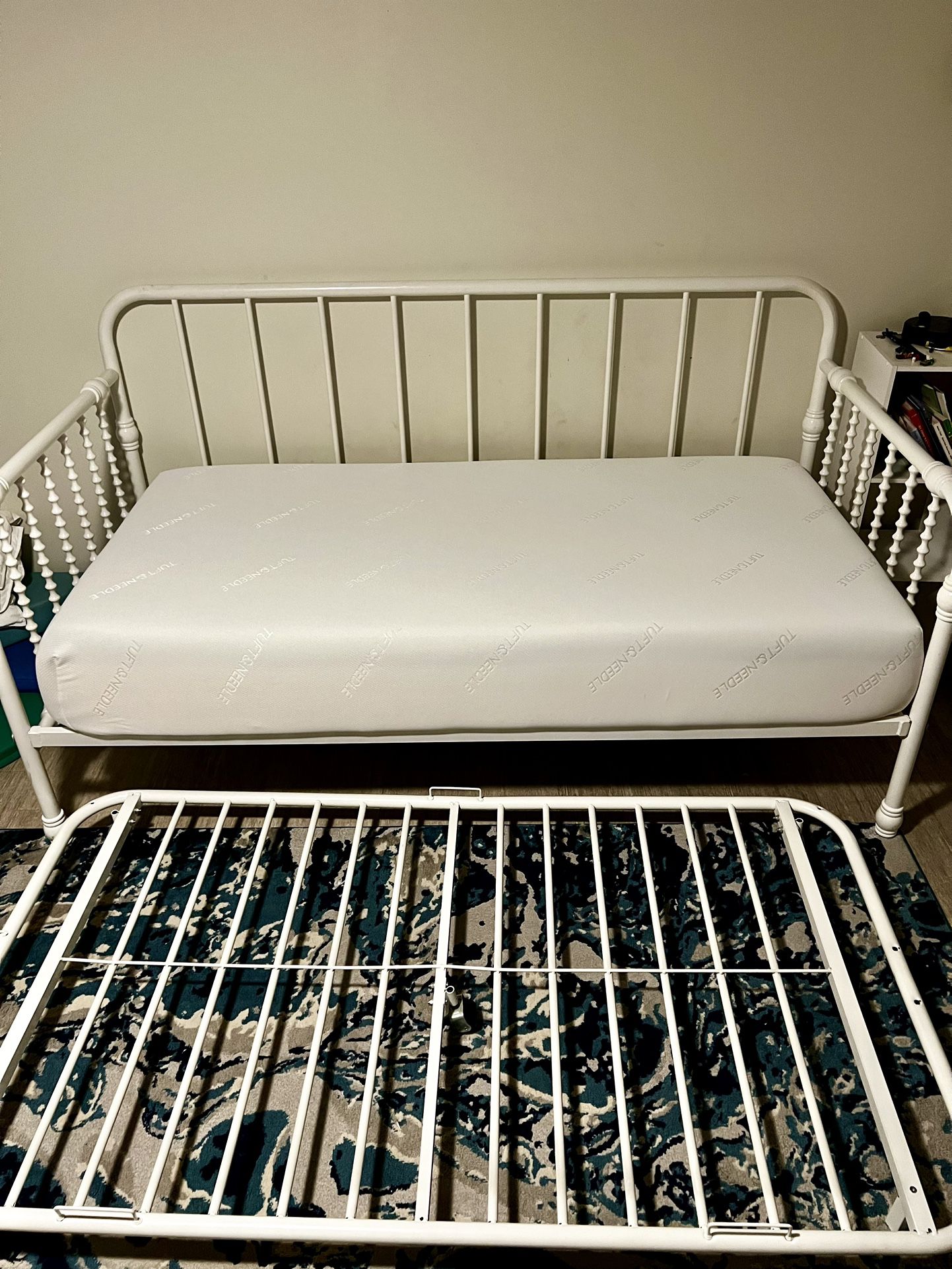 Twin day Bed With Mattress