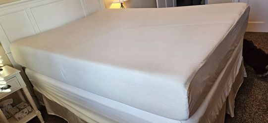 BRAND NEW 10" Queen Zinus Mattress