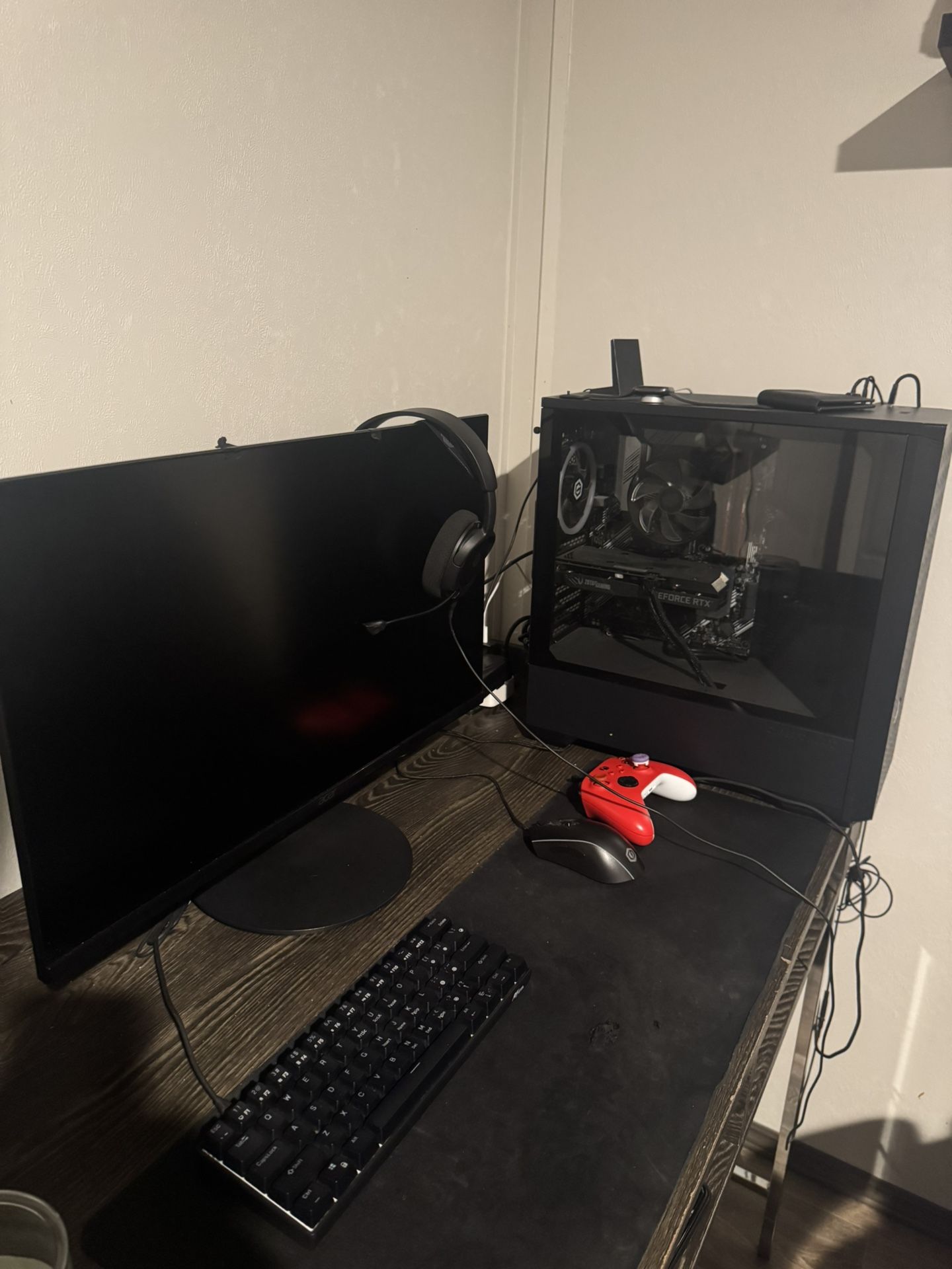 PC setup Everything In The Photo (except Applewatch)