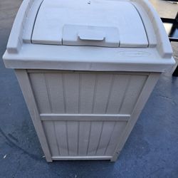 Suncast Trashcan Hideaway Outdoor 33 Gallon Garbage Trash Waste Bin, Cyberspace

