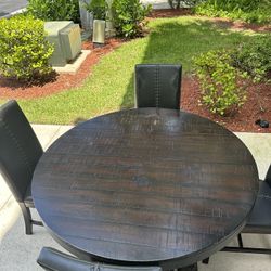 Haverty’s dining Set With 4 Chairs - Expandable $1800 If New