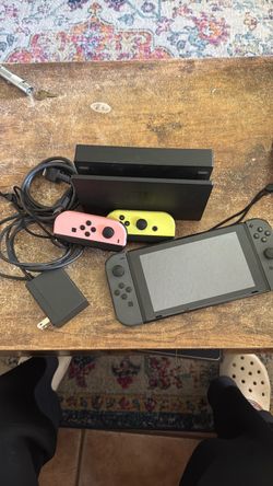 Nintendo Switch V1 Unpatched + 4 Joy-Cons + 2 Games + Dock + Micro SD