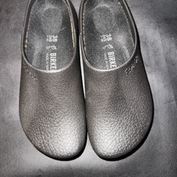 Birkenstocks women’s Black Clogs Size 38 Brand New In Box