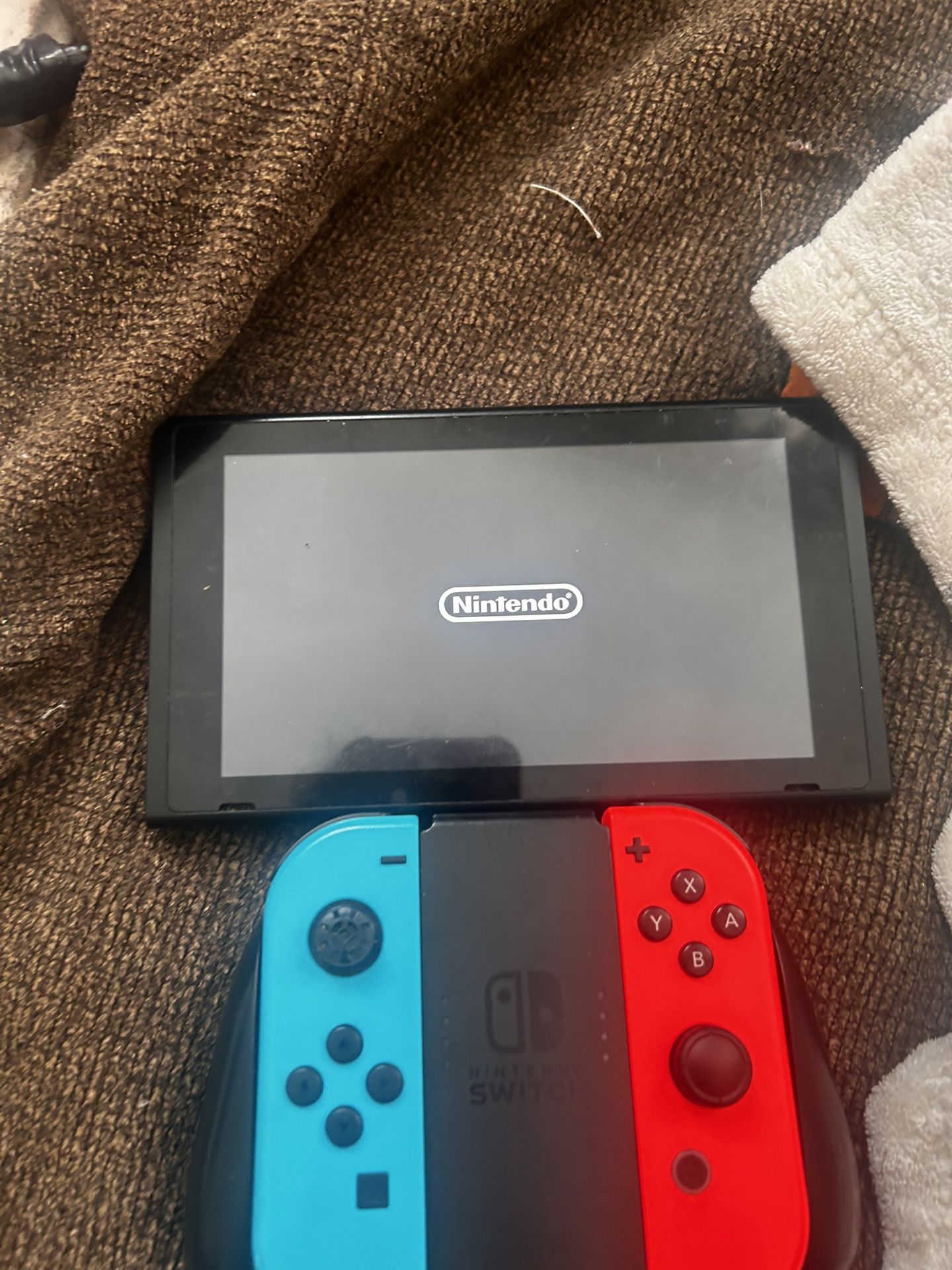 Nintendo switch , comes w switch controller and charger !