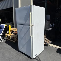 Maytag 18.5 cu.ft Top Freezer Refrigerator Very Clean and Good in Working Condition