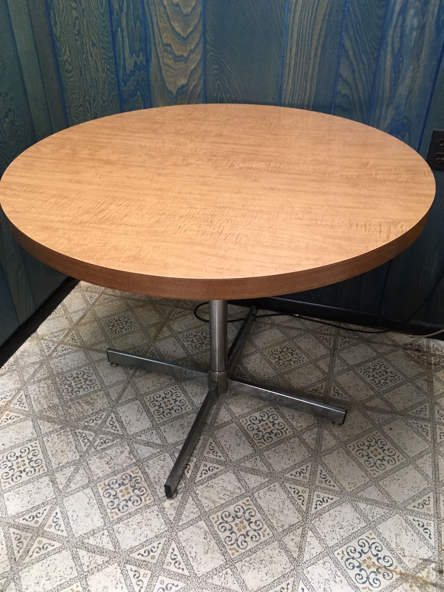 Round Formica Table