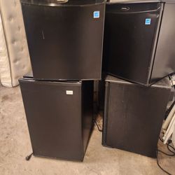 Avanti Compact Refrigerator, 17.7