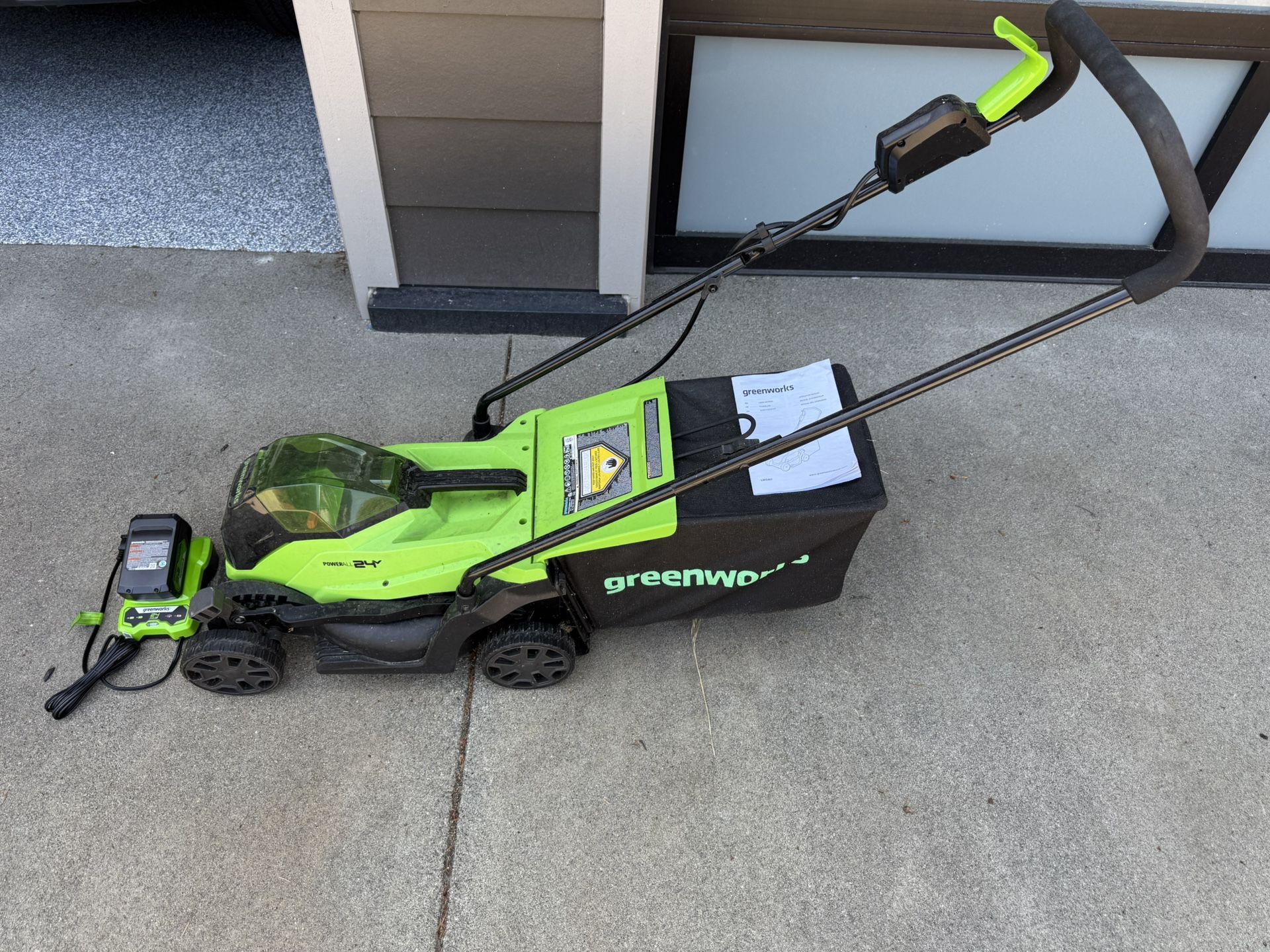 Greenworks 24V 13" Brushless (Push) Cordless Lawn Mower, 4.0Ah Battery and Charger