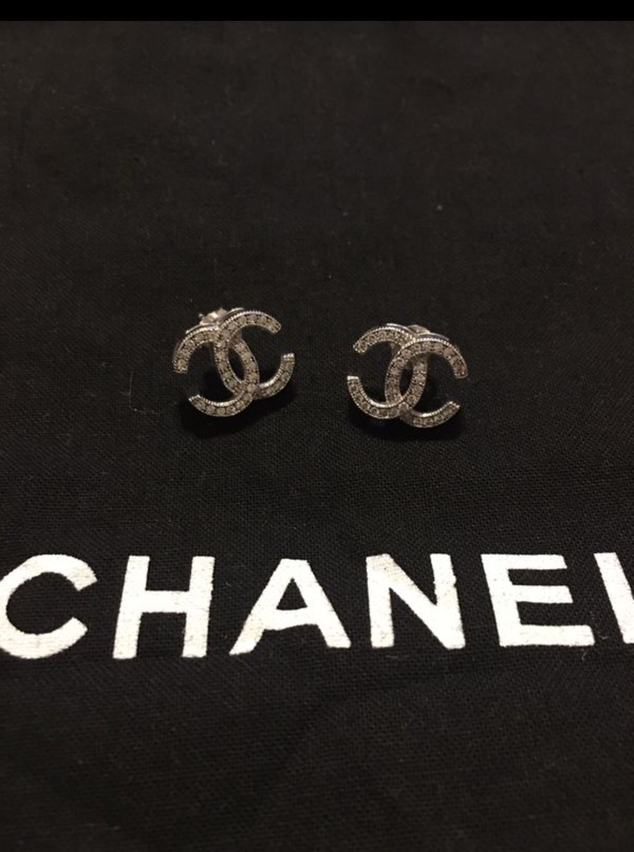 Chanel earrings in 14k gold... 1/2k of diamonds