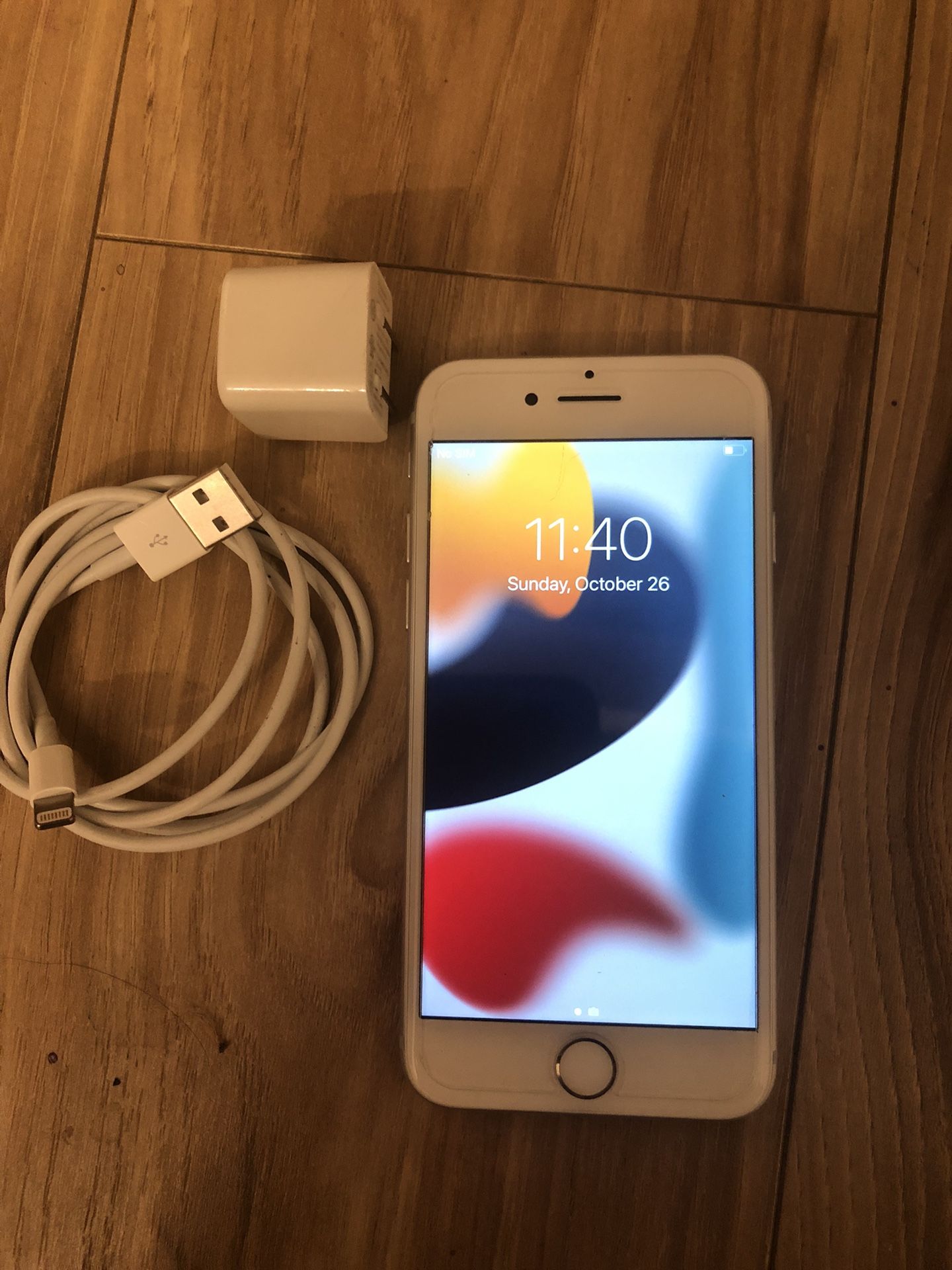 Apple iPhone 7 32GB ( Silver) unlocked with Charging Cable& Adapter