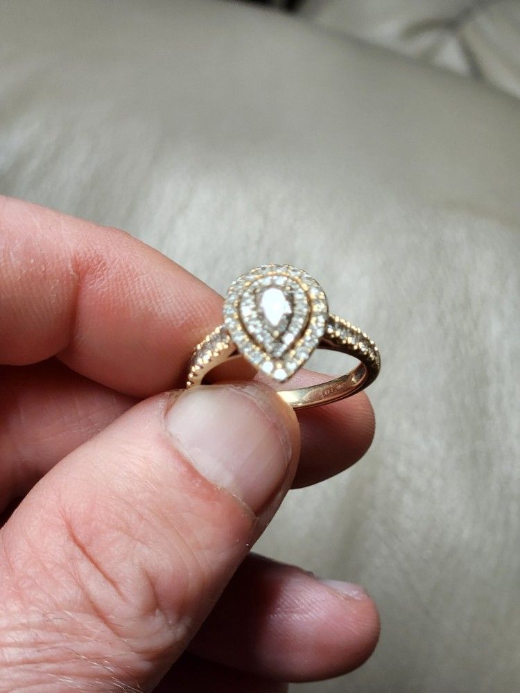 2 Carat Engagment Ring Never Used Like New