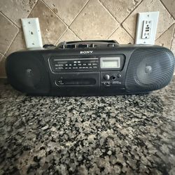 Sony CFD-10 CD Cassette Player AM FM Radio Portable Boombox