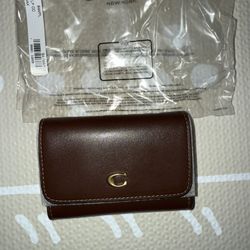 Coach Essential Flap Card Wallet