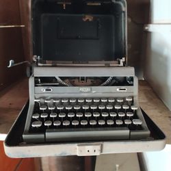 Antique 1941 Crown Royal Deluxe Typewriter With Case