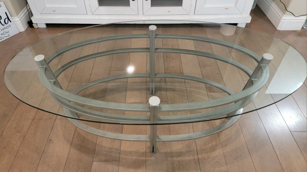 Contemporary Glass Coffee Table – Stylish & Sturdy!