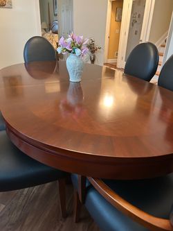 Oval cherry Wood Dining Table with the 6Chairs
