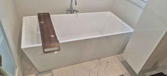 Bath tub