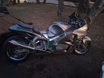 Two thousand and one suzuki GSX 1300 thirteen hundred hyabusa