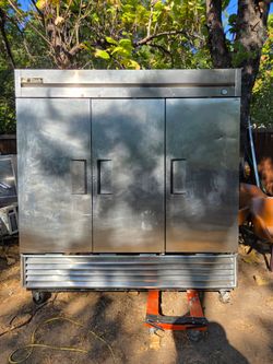 True Refrigeration 3-Door Commercial Reach-In Refrigeratortrue