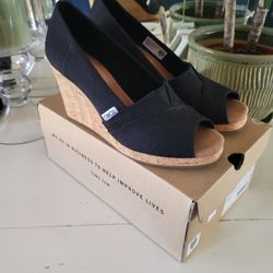 Shoes - Tom's Wedges