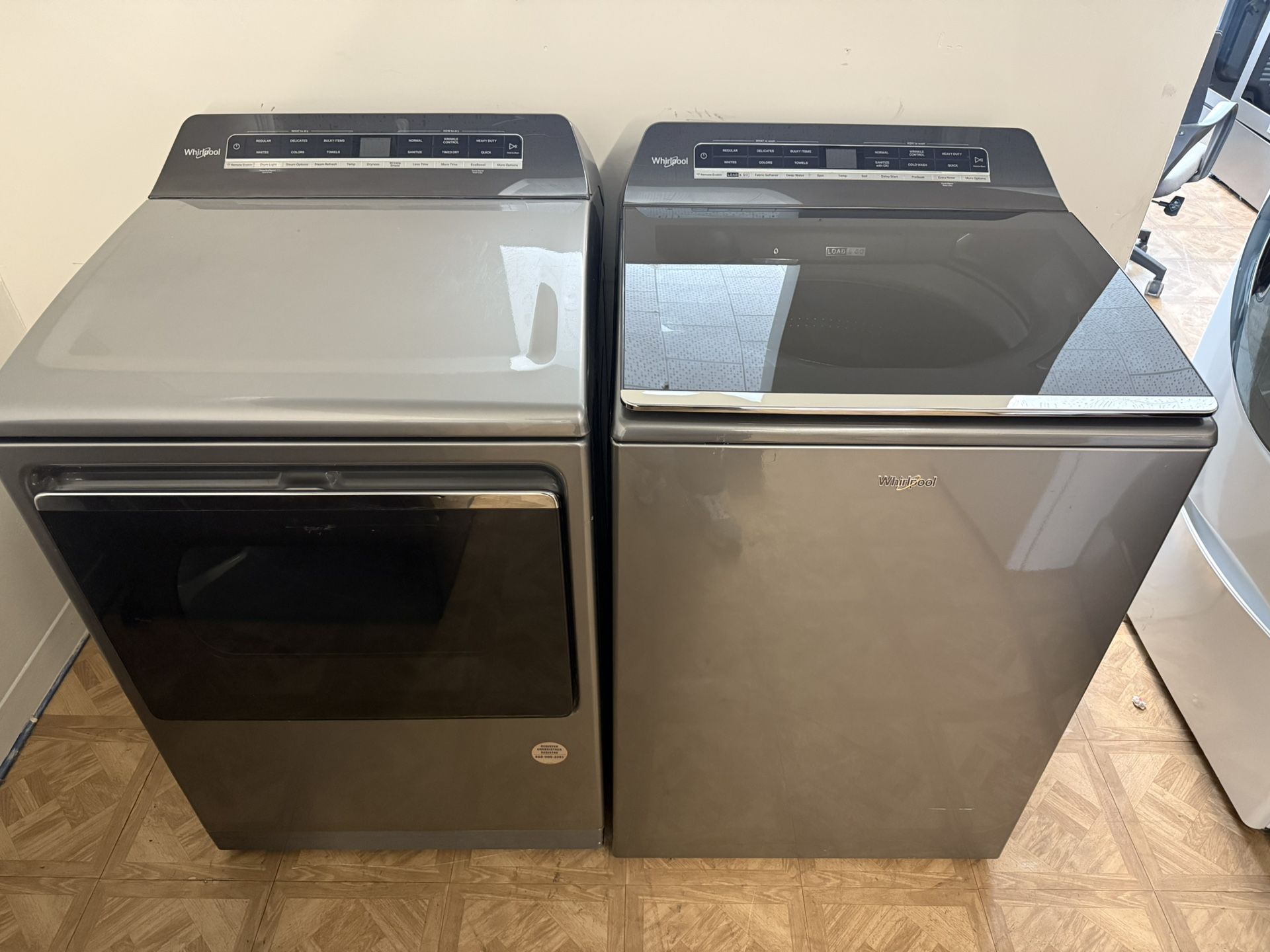 WHIRLPOOL WASHER AND DRYER SET.