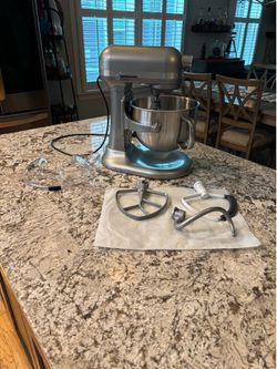 KitchenAid 6 Quart Bowl-lift Stand Mixer with Attachments and Pouring Shield