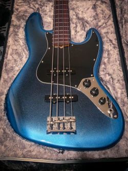 Fretless American Fender Professional 2 Bass 4 String Guitar With Hard Shell Case