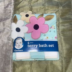 Baby bath set 4 pc 1 hooded towel  3 washcloths