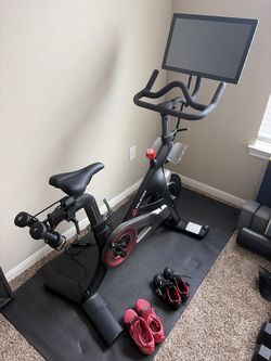 2021 Peloton Bike 3rd Gen Very Good Condition with Shoes Mat Weights - Victoria, TX