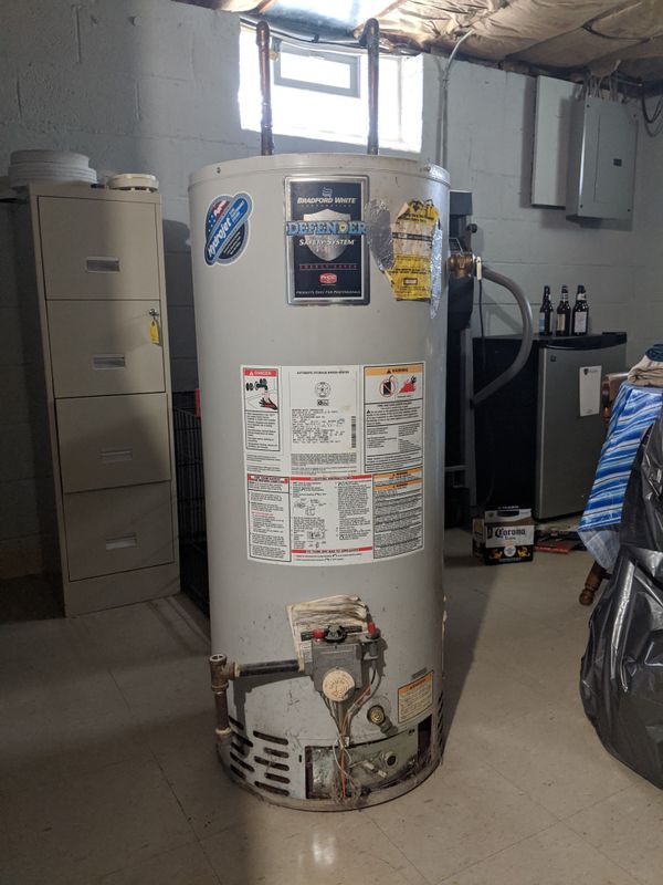 Bradford White Defender 40 gal short water heater for Sale in Parma, OH