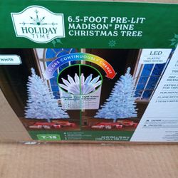 CHRISTMAS TREE 6.5 FT. 250 COLOR CHANGING LIGHTS NEW IN THE BOX" NEVER OPEN"