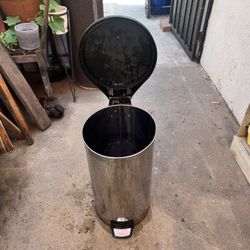 13 gallon chrome kitchen trashcan with pedal foot