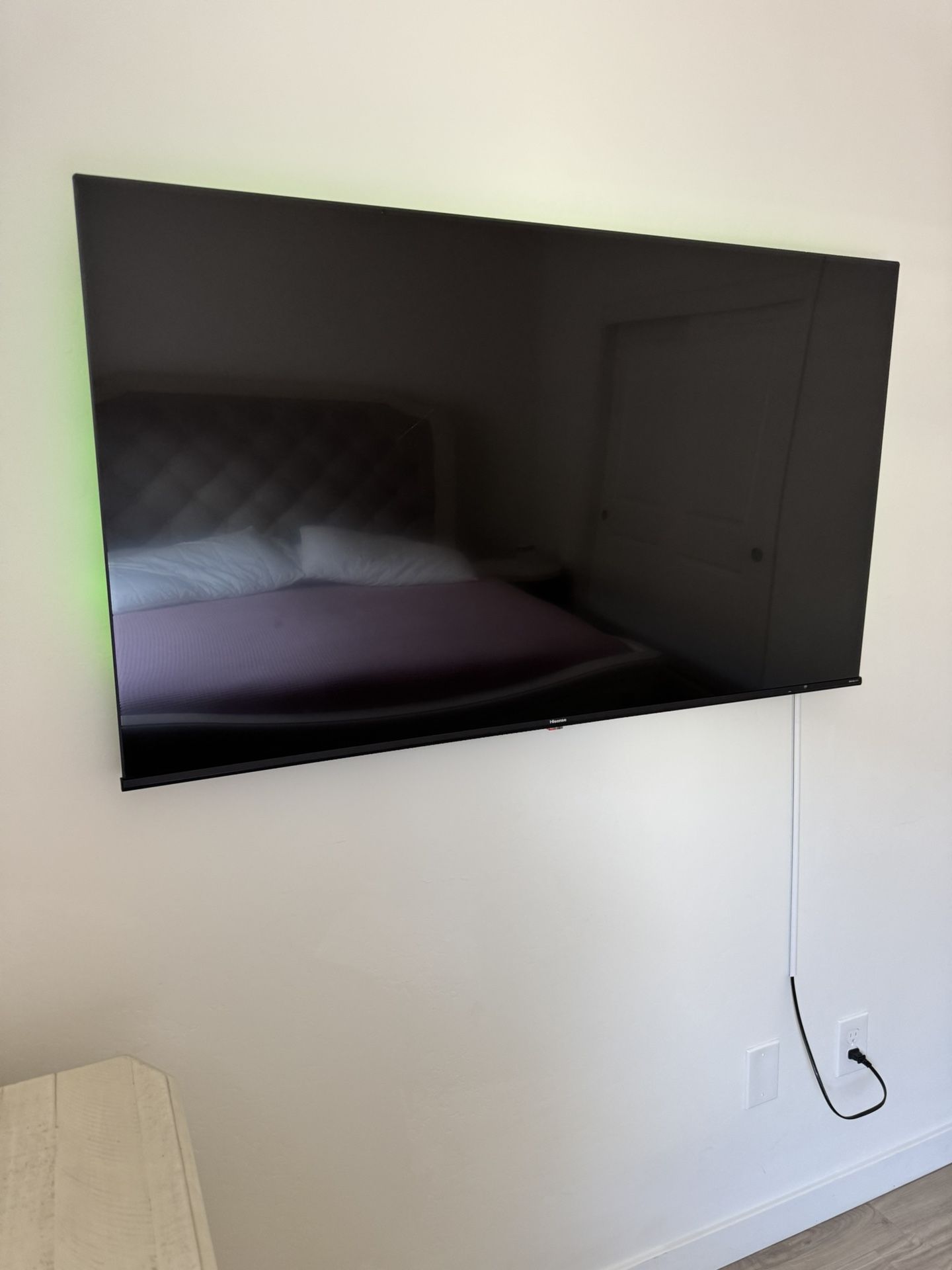 TV 55” + TV Wall mount.