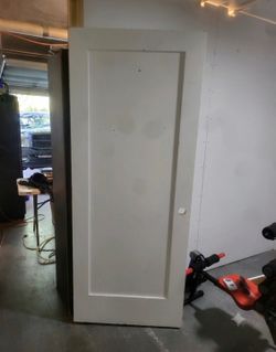 White Interior Door 32" x 80". / Puerta Interior Blanca 32" x 80"