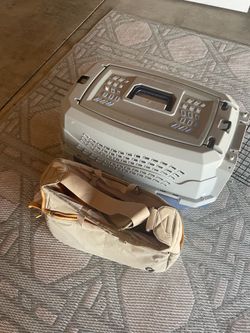 Pet travel carrier